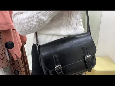 ❤️ Јавна мастурбација младе кучке ФералБерри са дилдом у соби за мерење Јебени видео код нас ❌